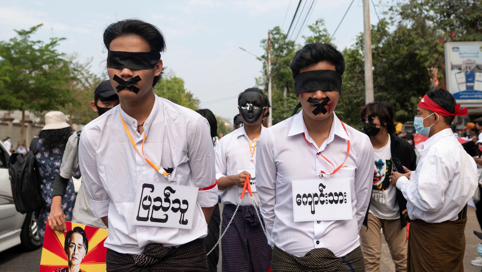 Demonstrators protest against the military coup in Yangon, Myanmar, February 19, 2021. Demonstrators protest against the military coup in Yangon, Myanmar, February 19, 2021. - Sputnik International, 1920, 20.02.2021