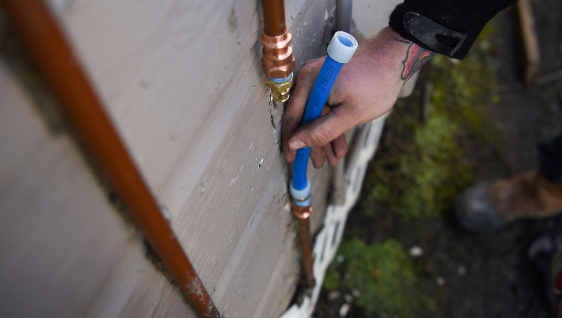 Tyler Riese, a plumber, fixes a pipe, which burst after freezing, following an unprecedented winter storm in Houston, Texas, U.S., February 19, 2021. Tyler Riese, a plumber, fixes a pipe, which burst after freezing, following an unprecedented winter storm in Houston, Texas, U.S., February 19, 2021. - Sputnik International, 1920, 20.02.2021