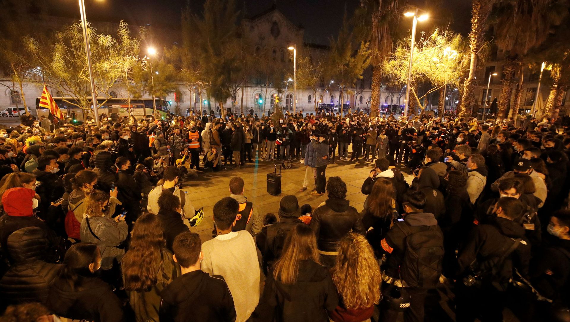 People sing during a protest in support of Catalan rapper Pablo Hasel, after he was given a jail sentence on charges of glorifying terrorism and insulting royalty in his songs, in Barcelona, Spain, February 19, 2021. People sing during a protest in support of Catalan rapper Pablo Hasel, after he was given a jail sentence on charges of glorifying terrorism and insulting royalty in his songs, in Barcelona, Spain, February 19, 2021. - Sputnik International, 1920, 27.02.2021