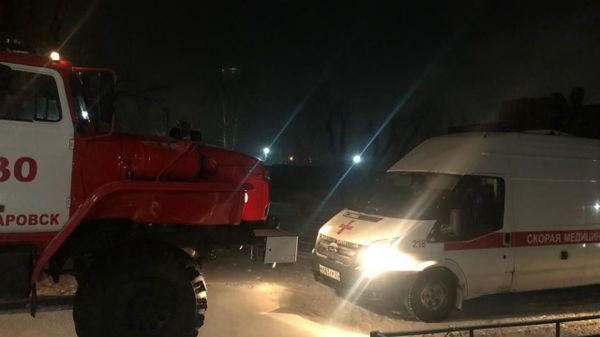Firefighting vehicles of the Russian Emergencies Ministry and ambulance vehicles near the fire extinguishing site in a residential building on Belorusskaya Street in Khabarovsk. - Sputnik International