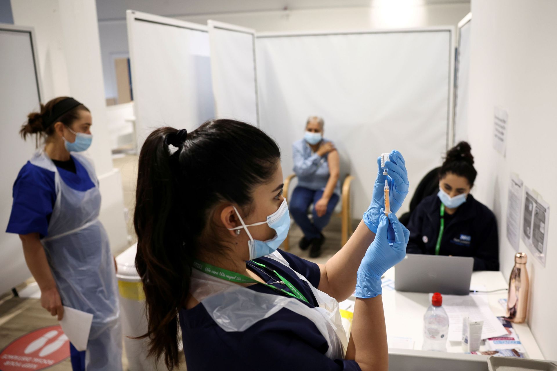 France Accuses UK of 'Blackmail' Over COVID-19 Vaccine Deliveries France Accuses UK of 'Blackmail' Over COVID-19 Vaccine Deliveries - Sputnik International, 1920, 26.03.2021