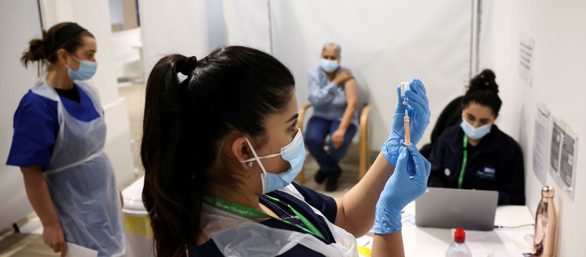 A person waits to get the coronavirus vaccine as a health worker prepares an injection with a dose, at a vaccination centre in Westfield Stratford City shopping centre, amid the outbreak of coronavirus disease (COVID-19), in London, Britain, February 18, 2021 A person waits to get the coronavirus vaccine as a health worker prepares an injection with a dose, at a vaccination centre in Westfield Stratford City shopping centre, amid the outbreak of coronavirus disease (COVID-19), in London, Britain, February 18, 2021 - Sputnik International, 1920, 08.04.2021