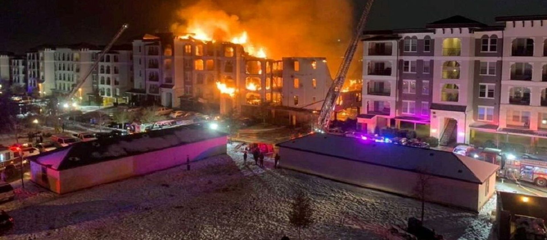 A general view of an apartment building engulfed in flames in San Antonio, Texas, U.S. February 18, 2021 in this picture obtained from social media A general view of an apartment building engulfed in flames in San Antonio, Texas, U.S. February 18, 2021 in this picture obtained from social media - Sputnik International, 1920, 20.02.2021