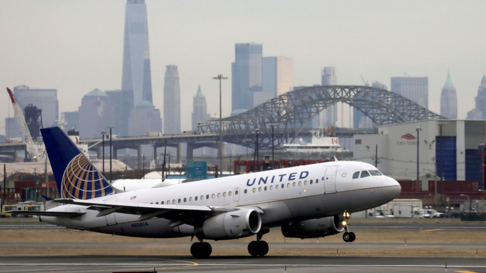 A United Airlines passenger jet takes off with New York City as a backdrop, at Newark Liberty International Airport, New Jersey, U.S. December 6, 2019. A United Airlines passenger jet takes off with New York City as a backdrop, at Newark Liberty International Airport, New Jersey, U.S. December 6, 2019. - Sputnik International, 1920, 23.02.2021