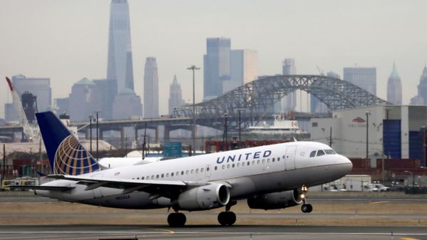 A United Airlines passenger jet takes off with New York City as a backdrop, at Newark Liberty International Airport, New Jersey, U.S. December 6, 2019.  - Sputnik International