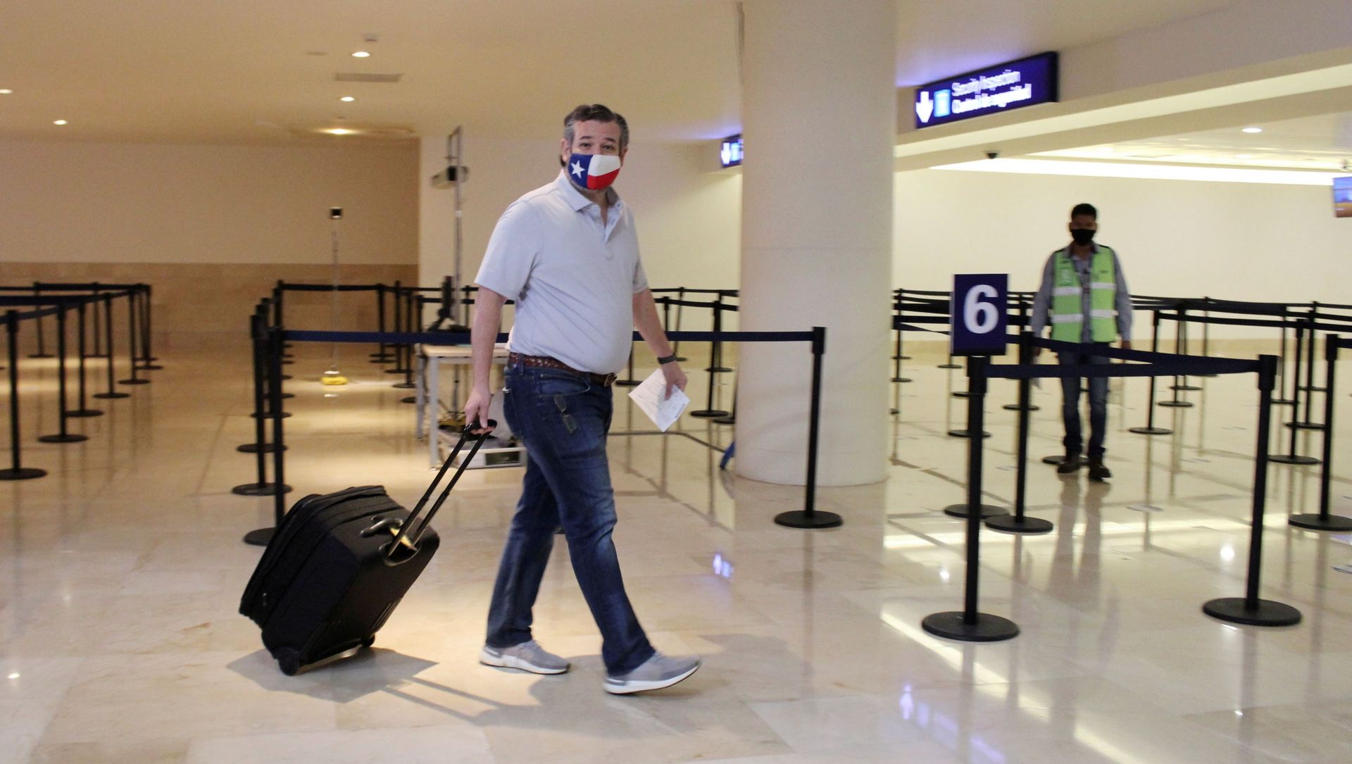 U.S. Senator Ted Cruz (R-TX) carries his luggage at the Cancun International Airport before boarding his plane back to the U.S., in Cancun, Mexico February 18, 2021. U.S. Senator Ted Cruz (R-TX) carries his luggage at the Cancun International Airport before boarding his plane back to the U.S., in Cancun, Mexico February 18, 2021. - Sputnik International, 1920, 20.02.2021