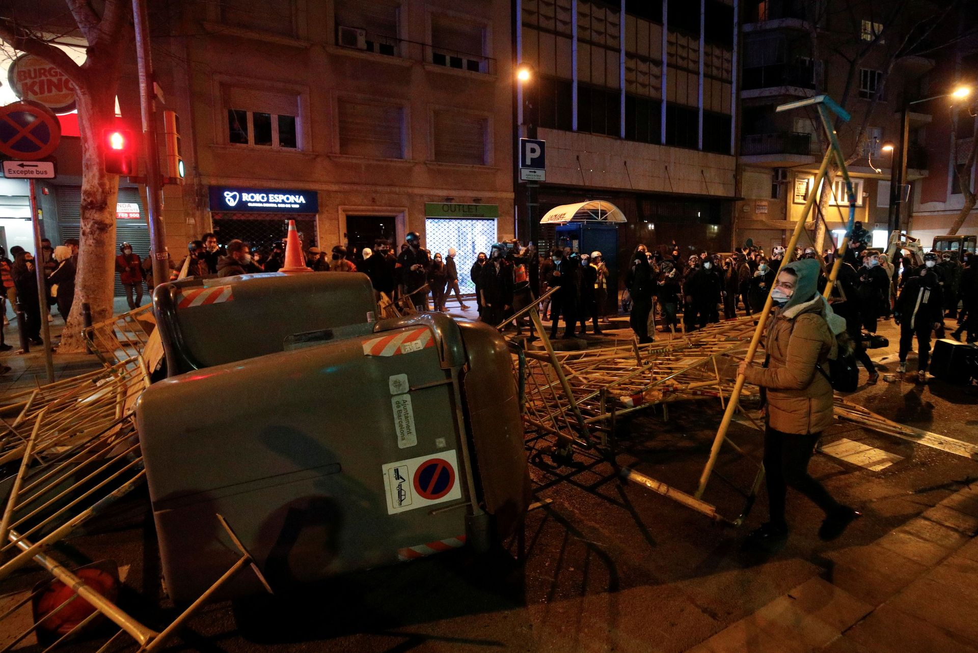Protesters Hurl Bottles at Police on 8th Day of Barcelona Rally for Jailed Rapper Protesters Hurl Bottles at Police on 8th Day of Barcelona Rally for Jailed Rapper - Sputnik International, 1920, 24.02.2021