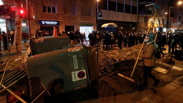 Demonstrators build a barricade during as supporters of arrested Catalan rapper Pablo Hasel protest in Barcelona, Spain, February 20, 2021. - Sputnik International