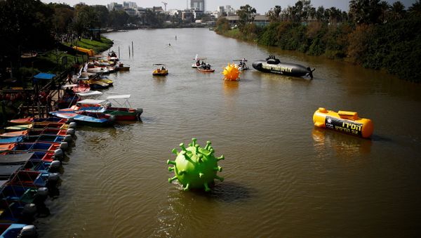Huge coronavirus-shaped and submarine-shaped balloons float in the Yarkon River during a protest over Israeli governments handling of the coronavirus disease (COVID-19) crisis and Israeli Prime Minister Benjamin Netanyahu's alleged corruption, in Tel Aviv, Israel February 12, 2021. - Sputnik International