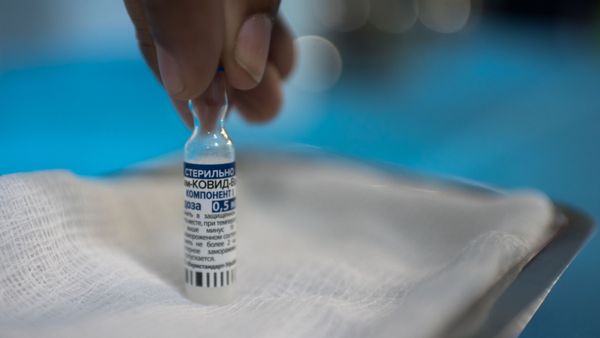 A medical worker holds an ampoule of Russian Gam-COVID-VAK (trademark Sputnik V) coronavirus vaccine at a hospital in Caracas, Venezuela. - Sputnik International
