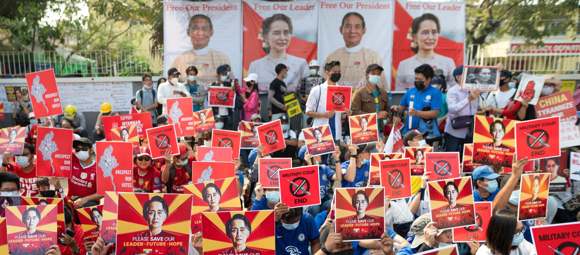 Demonstrators protest against the military coup in Yangon, Myanmar, February 21, 2021. REUTERS/Stringer Demonstrators protest against the military coup in Yangon, Myanmar, February 21, 2021. REUTERS/Stringer - Sputnik International, 1920, 21.02.2021