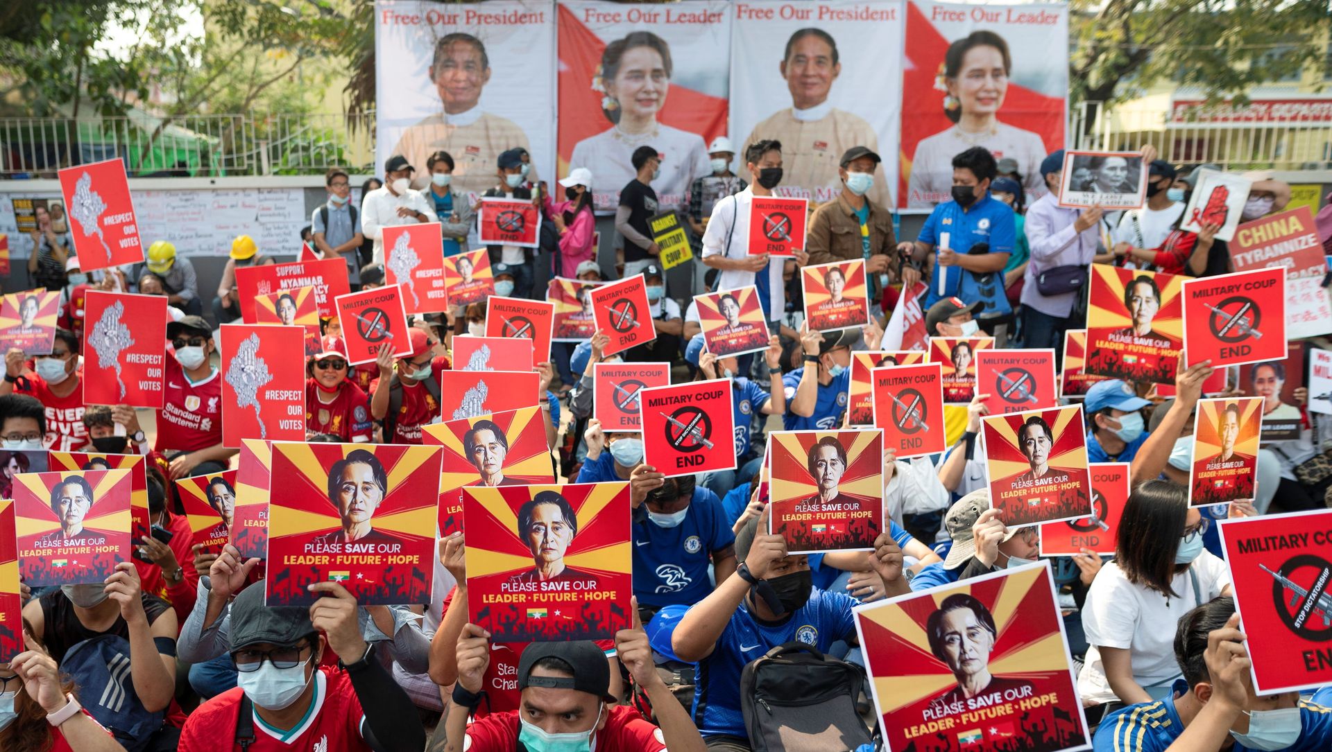 Demonstrators protest against the military coup in Yangon, Myanmar, February 21, 2021. REUTERS/Stringer Demonstrators protest against the military coup in Yangon, Myanmar, February 21, 2021. REUTERS/Stringer - Sputnik International, 1920, 21.02.2021