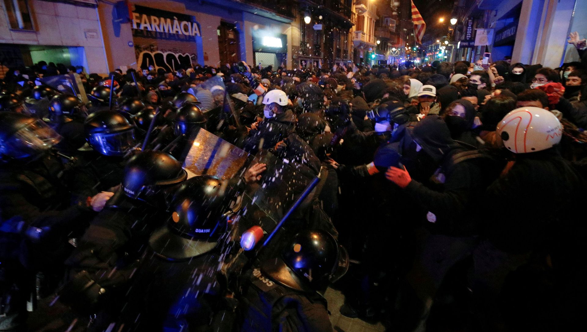 Demonstrators clash with police as supporters of arrested Catalan rapper Pablo Hasel protest in Barcelona, Spain, February 20, 2021. Demonstrators clash with police as supporters of arrested Catalan rapper Pablo Hasel protest in Barcelona, Spain, February 20, 2021. - Sputnik International, 1920, 21.02.2021