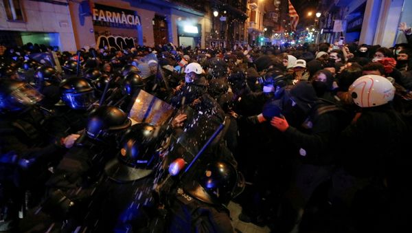 Demonstrators clash with police as supporters of arrested Catalan rapper Pablo Hasel protest in Barcelona, Spain, February 20, 2021.  - Sputnik International