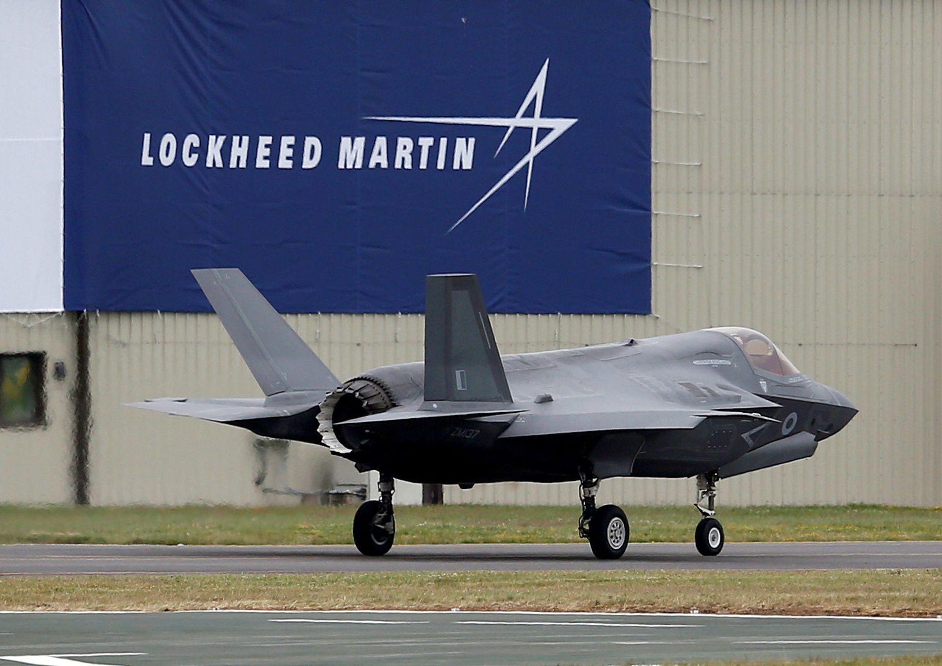 FILE PHOTO: A RAF Lockheed Martin F-35B fighter jet taxis along a runway - Sputnik International, 1920, 07.09.2021