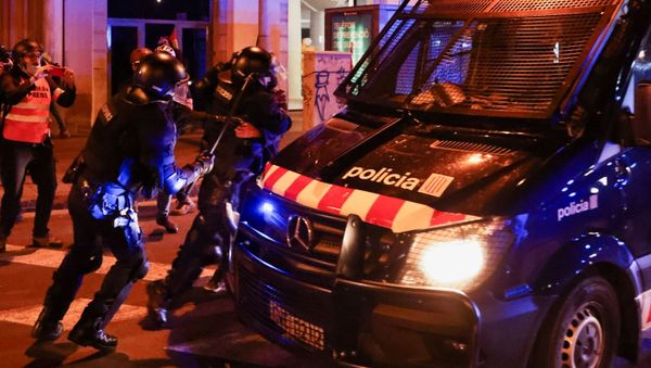 Police officers detain a person during a protest in support of rap singer Pablo Hasel after he was given a jail sentence on charges of glorifying terrorism and insulting royalty in his songs, in Barcelona, Spain, February 21, 2021. - Sputnik International