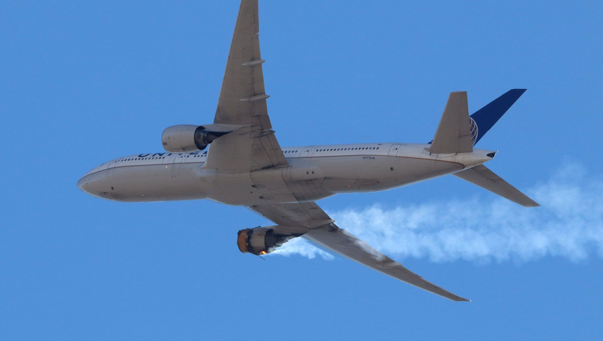 United Airlines flight UA328, carrying 231 passengers and 10 crew on board, returns to Denver International Airport with its starboard engine on fire after it called a Mayday alert, over Denver, Colorado, U.S. February 20, 2021. United Airlines flight UA328, carrying 231 passengers and 10 crew on board, returns to Denver International Airport with its starboard engine on fire after it called a Mayday alert, over Denver, Colorado, U.S. February 20, 2021. - Sputnik International, 1920, 22.02.2021