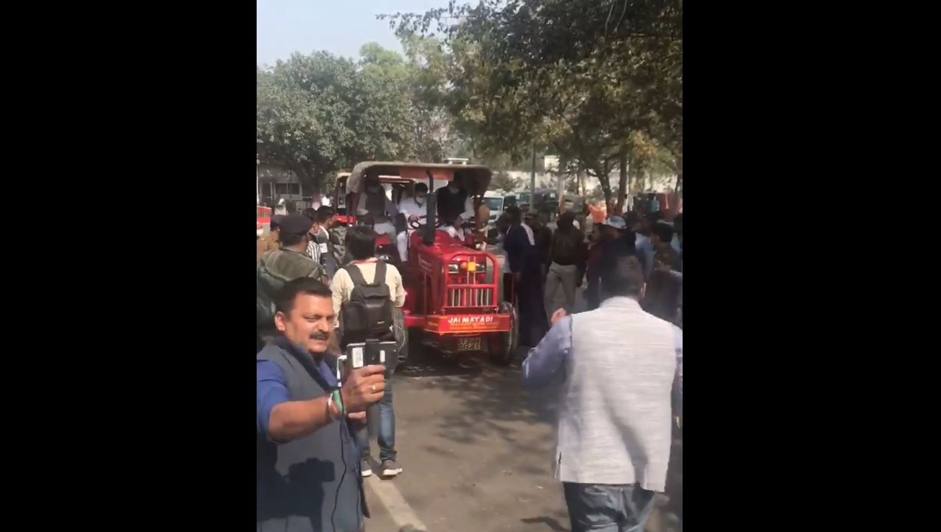 Bihar opposition leader Tejashwi Yadav rides a tractor to the state legislative assembly on Monday, 22 February Bihar opposition leader Tejashwi Yadav rides a tractor to the state legislative assembly on Monday, 22 February - Sputnik International, 1920, 22.02.2021