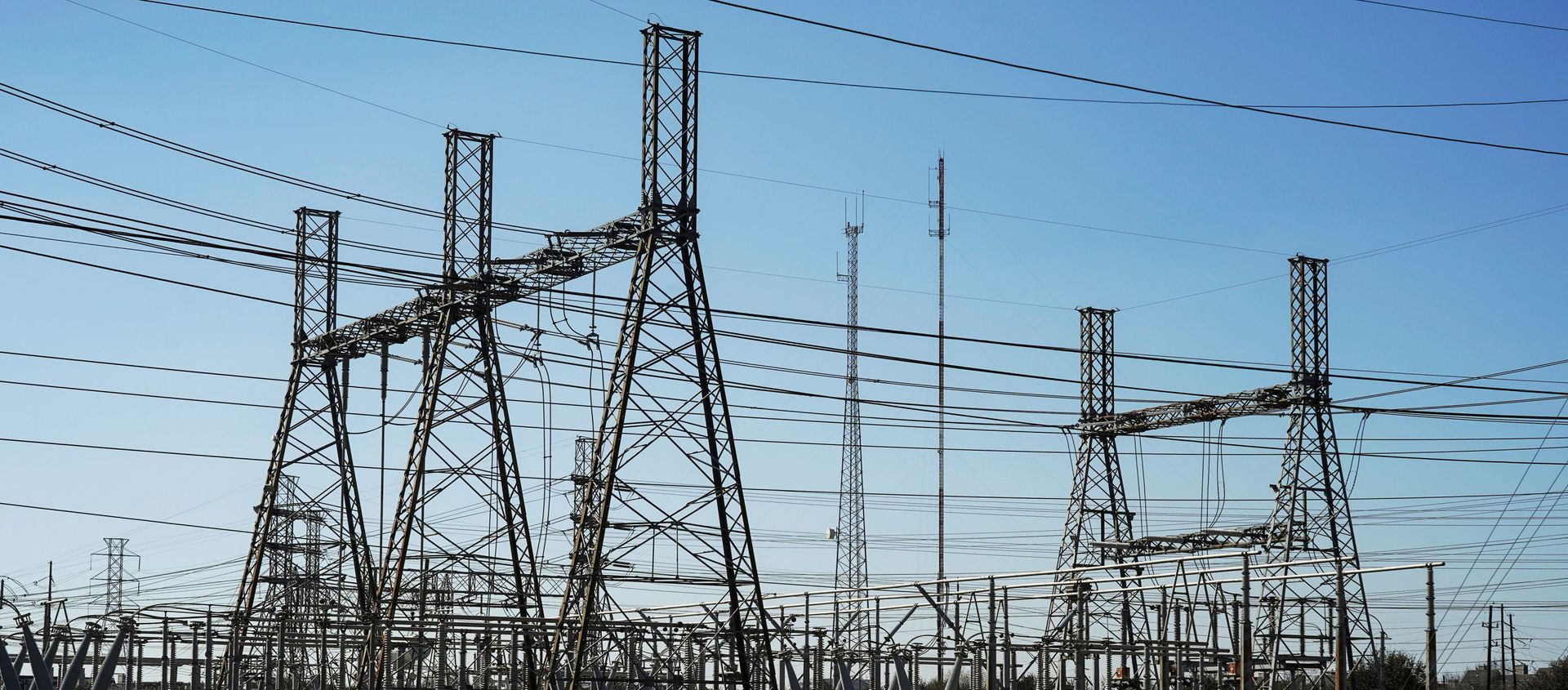 An electrical substation is seen after winter weather caused electricity blackouts in Houston, Texas, U.S. February 20, 2021.  - Sputnik International, 1920, 23.02.2021