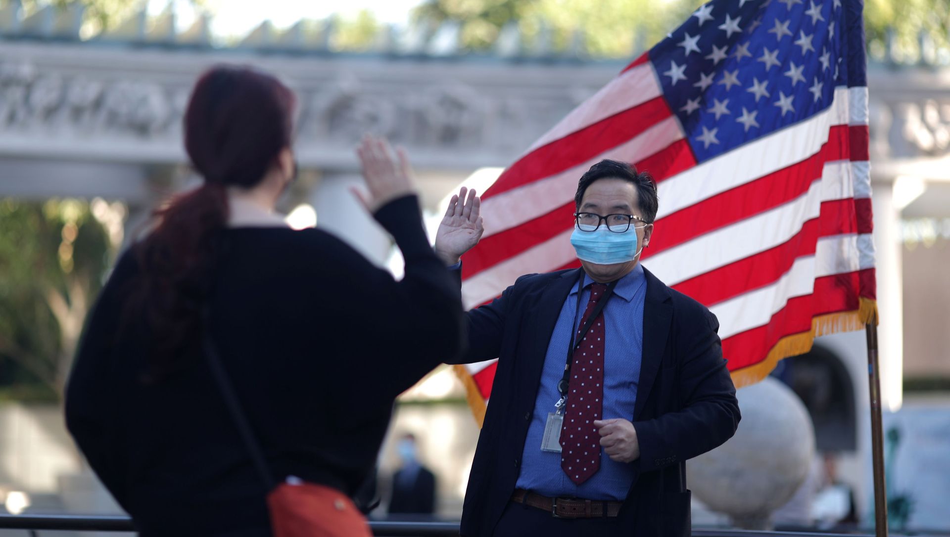 A USCIS employee swears in an immigrant in a socially-distanced outdoor naturalization ceremony to become a new U.S. citizen, as the coronavirus disease (COVID-19) outbreak continues, in Los Angeles, California, U.S., February 5, 2021. A USCIS employee swears in an immigrant in a socially-distanced outdoor naturalization ceremony to become a new U.S. citizen, as the coronavirus disease (COVID-19) outbreak continues, in Los Angeles, California, U.S., February 5, 2021. - Sputnik International, 1920, 22.02.2021