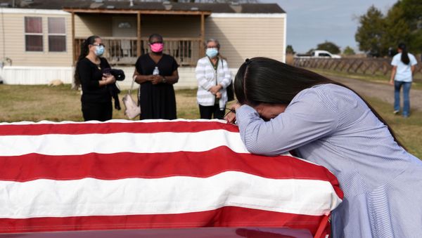  Lila Blanks holds the casket of her husband, Gregory Blanks, 50, who died of the coronavirus disease (COVID-19), ahead of his funeral in San Felipe, Texas, U.S., January 26, 2021 - Sputnik International