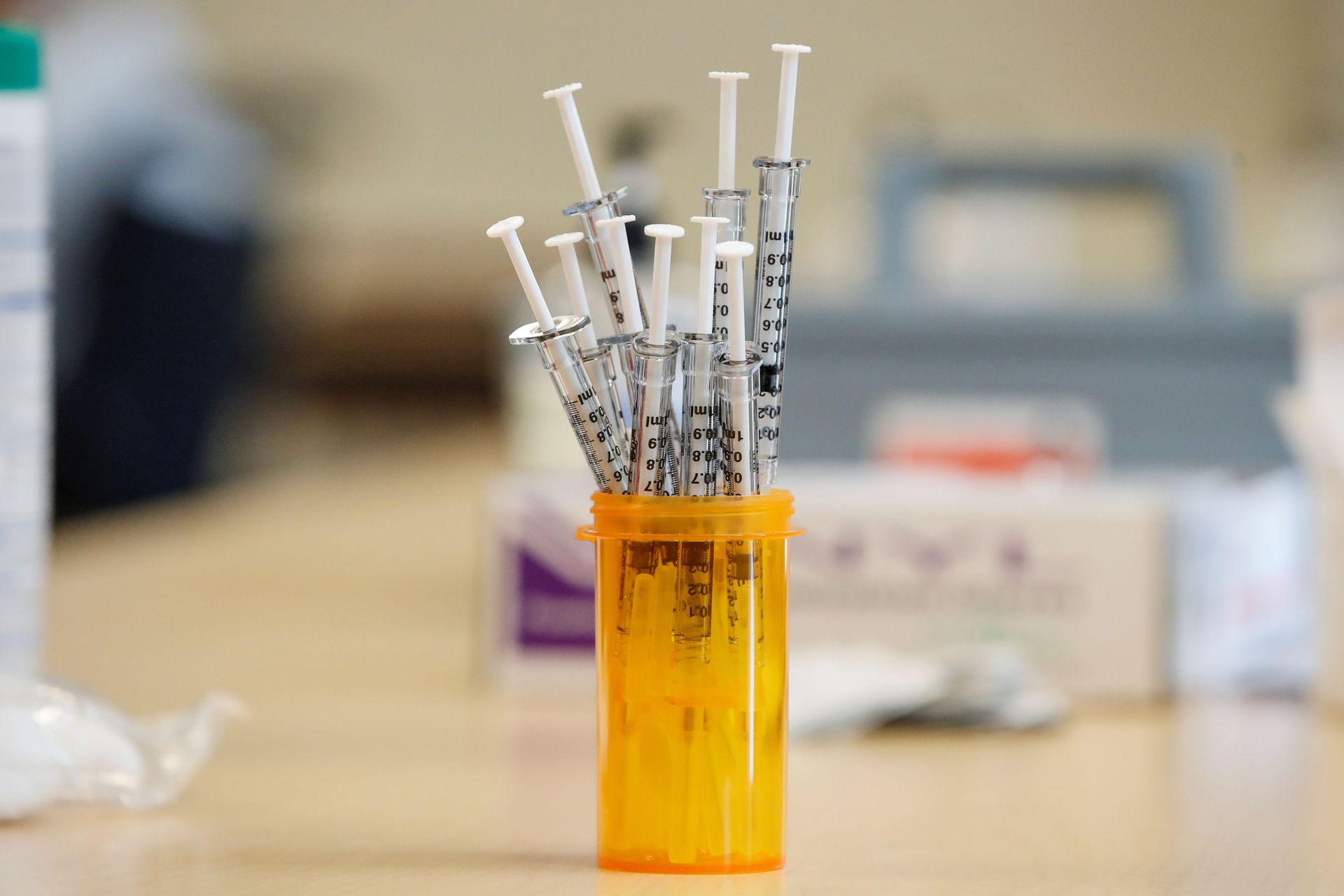 Syringes with the Pfizer-BioNTec  vaccine against coronavirus disease (COVID-19) sit on the table at the Victor Walchirk Apartments in Evanston, Illinois, U.S. February 22, 2021 - Sputnik International, 1920, 07.09.2021
