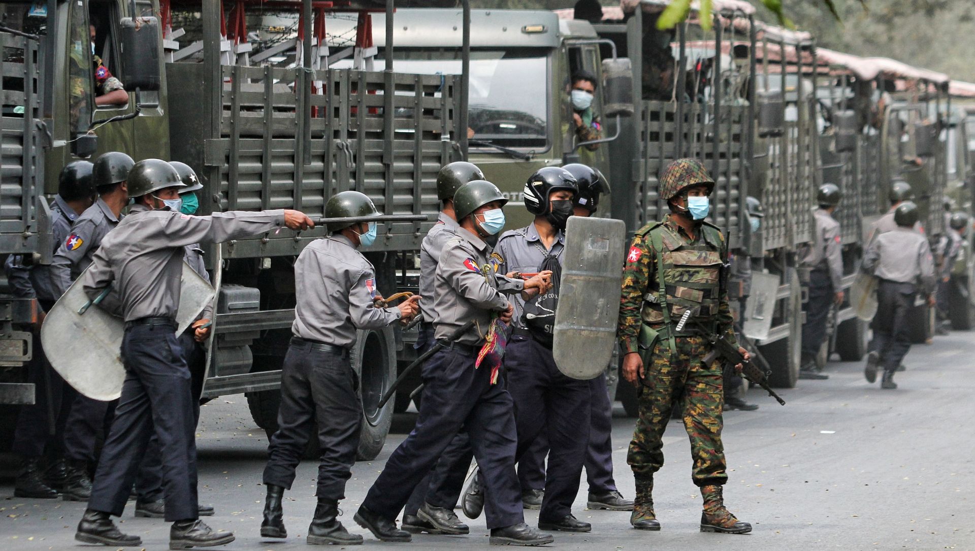 Police and soldiers are seen during a protests against the military coup, in Mandalay, Myanmar, February 20, 2021 Police and soldiers are seen during a protests against the military coup, in Mandalay, Myanmar, February 20, 2021 - Sputnik International, 1920, 23.02.2021