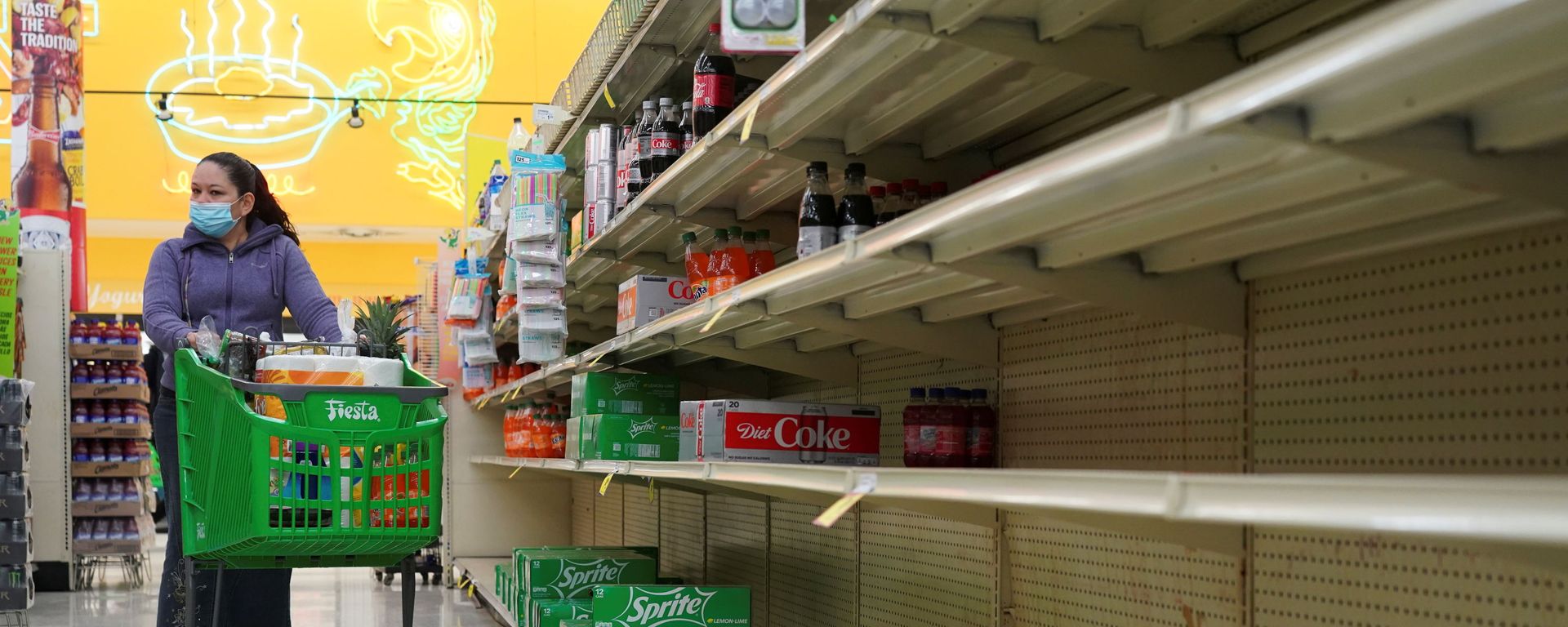 Empty shelves are seen at beverage section in Fiesta supermarket after winter weather caused food and clean water shortage in Houston, Texas, U.S. February 19, 2021 Empty shelves are seen at beverage section in Fiesta supermarket after winter weather caused food and clean water shortage in Houston, Texas, U.S. February 19, 2021 - Sputnik International, 1920, 23.02.2021