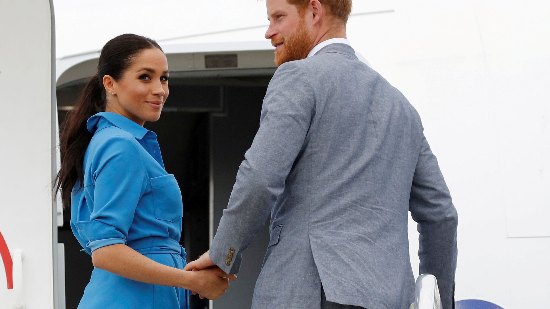 Britain's Prince Harry and Meghan, Duchess of Sussex look on before departing from Fua'amotu International Airport in Tonga, 26 October 2018 Britain's Prince Harry and Meghan, Duchess of Sussex look on before departing from Fua'amotu International Airport in Tonga, 26 October 2018 - Sputnik International, 1920, 04.03.2021