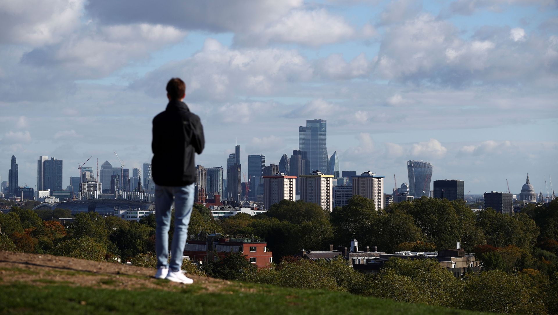 FILE PHOTO: A person looks at the skyline of central London in the background, amid the outbreak of the coronavirus disease (COVID-19), in London, Britain October 15, 2020. REUTERS/Hannah McKay/File Photo FILE PHOTO: A person looks at the skyline of central London in the background, amid the outbreak of the coronavirus disease (COVID-19), in London, Britain October 15, 2020. REUTERS/Hannah McKay/File Photo - Sputnik International, 1920, 23.02.2021