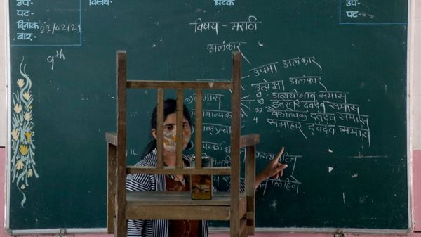 A teacher conducts an online class for her students inside a government-run school, amidst the spread of the coronavirus disease (COVID-19), in Mumbai, India, February 22, 2021.  - Sputnik International