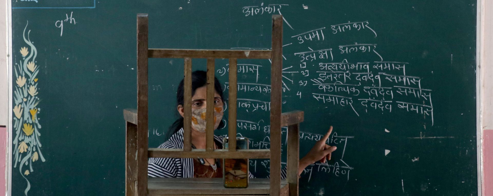 A teacher conducts an online class for her students inside a government-run school, amidst the spread of the coronavirus disease (COVID-19), in Mumbai, India, February 22, 2021.  - Sputnik International, 1920, 14.04.2021