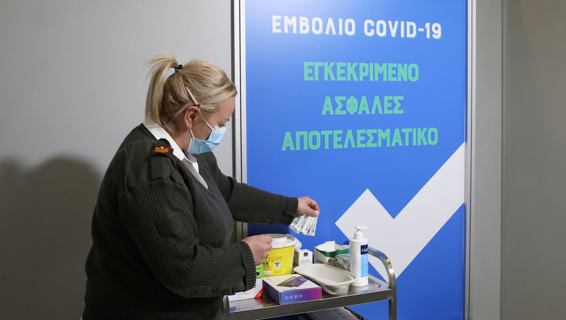 A Greek Army medical personnel member works inside a vaccination booth during a media tour at a vaccination centre, amid the coronavirus disease (COVID-19) pandemic, in Athens, Greece, February 13, 2021. A Greek Army medical personnel member works inside a vaccination booth during a media tour at a vaccination centre, amid the coronavirus disease (COVID-19) pandemic, in Athens, Greece, February 13, 2021. - Sputnik International, 1920, 23.02.2021