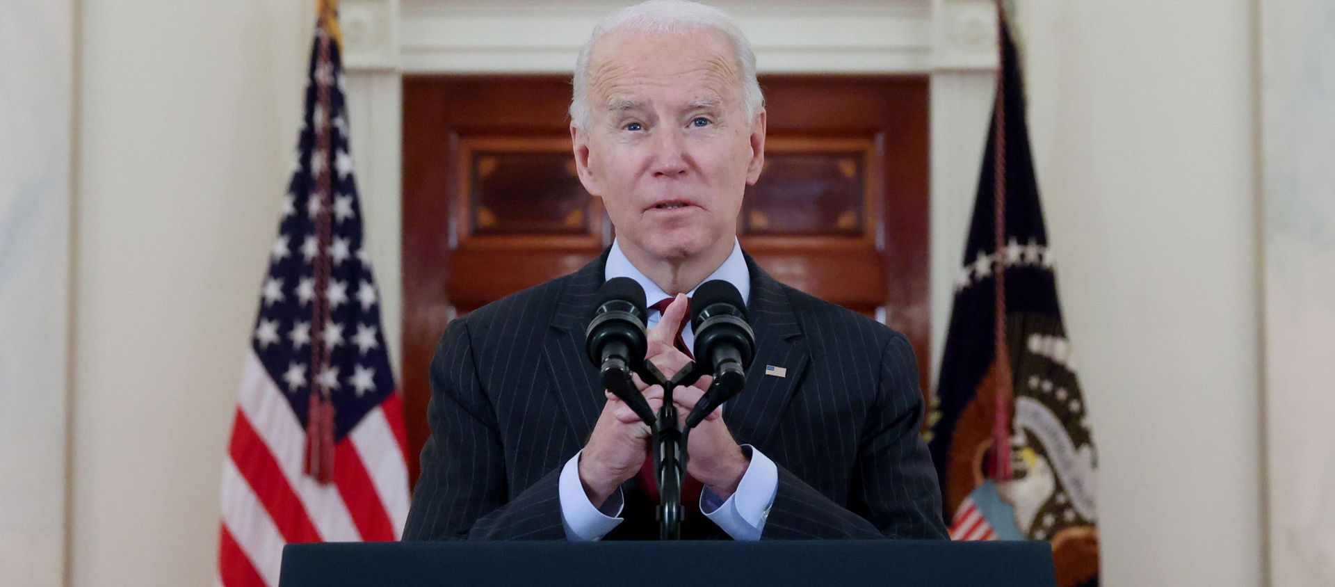 U.S. President Joe Biden delivers remarks in honor of the 500,000 U.S. deaths from the coronavirus disease (COVID-19), in the Cross Hall at the White House in Washington, U.S., February 22, 2021. - Sputnik International, 1920, 23.02.2021