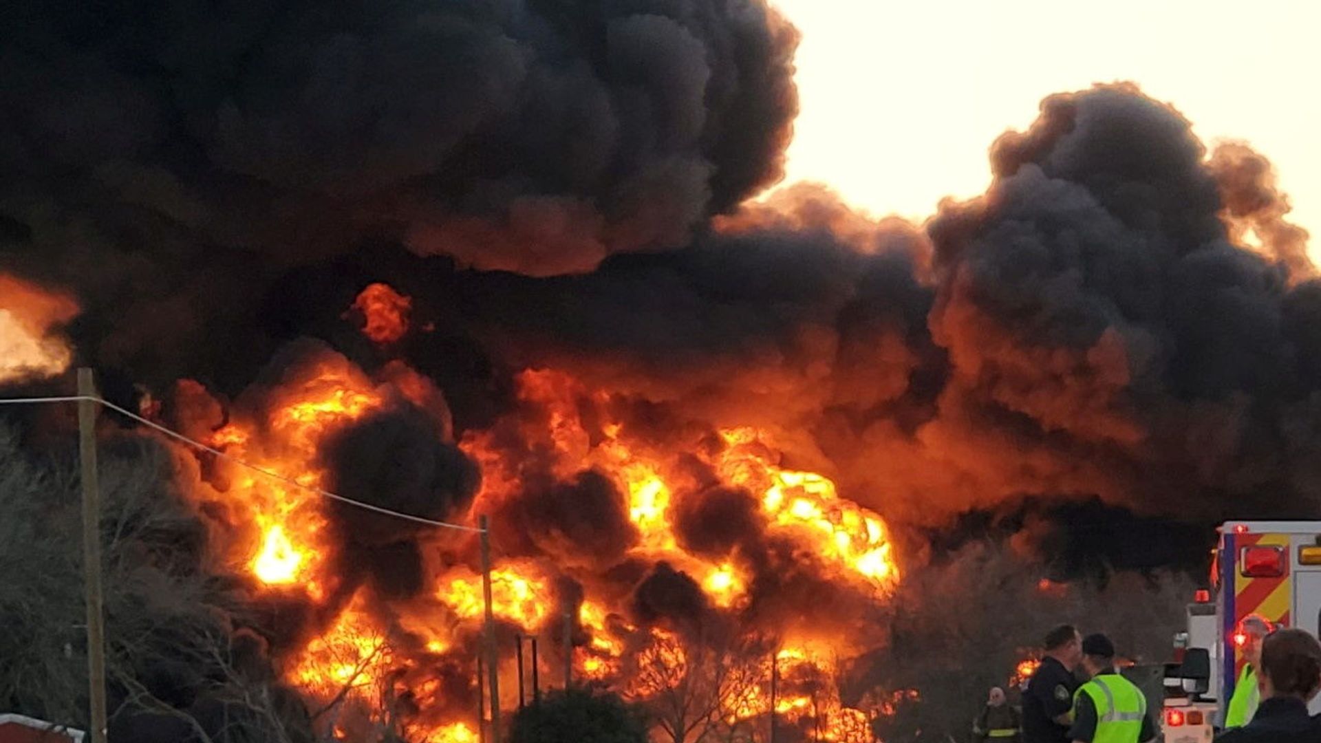 A fire is seen at the place of the train and truck collision in Cameron, Texas, U.S., February 23, 2021, in this still image obtained from a social media video. A fire is seen at the place of the train and truck collision in Cameron, Texas, U.S., February 23, 2021, in this still image obtained from a social media video. - Sputnik International, 1920, 23.02.2021