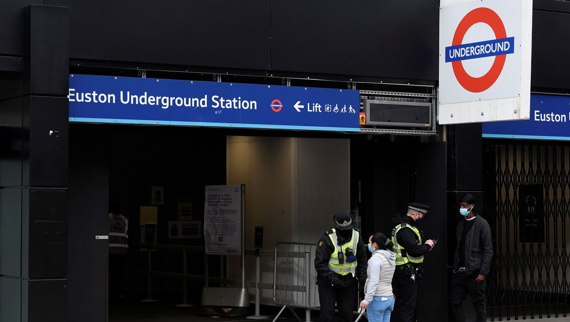British Transport Police officers check on travellers as they arrive at Euston rail station during lockdown restrictions, amid the spread of the coronavirus disease (COVID-19) pandemic, London, Britain, January 31, 2021. British Transport Police officers check on travellers as they arrive at Euston rail station during lockdown restrictions, amid the spread of the coronavirus disease (COVID-19) pandemic, London, Britain, January 31, 2021. - Sputnik International, 1920, 23.02.2021
