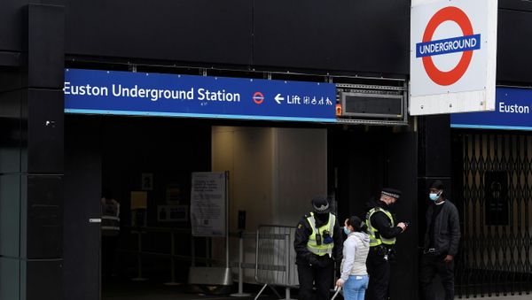 British Transport Police officers check on travellers as they arrive at Euston rail station during lockdown restrictions, amid the spread of the coronavirus disease (COVID-19) pandemic, London, Britain, January 31, 2021.  - Sputnik International
