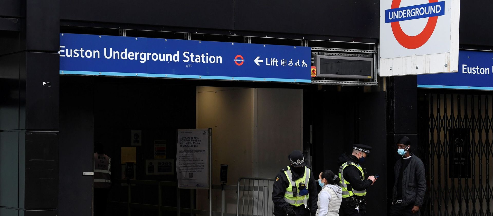 British Transport Police officers check on travellers as they arrive at Euston rail station during lockdown restrictions, amid the spread of the coronavirus disease (COVID-19) pandemic, London, Britain, January 31, 2021. British Transport Police officers check on travellers as they arrive at Euston rail station during lockdown restrictions, amid the spread of the coronavirus disease (COVID-19) pandemic, London, Britain, January 31, 2021. - Sputnik International, 1920, 26.02.2021
