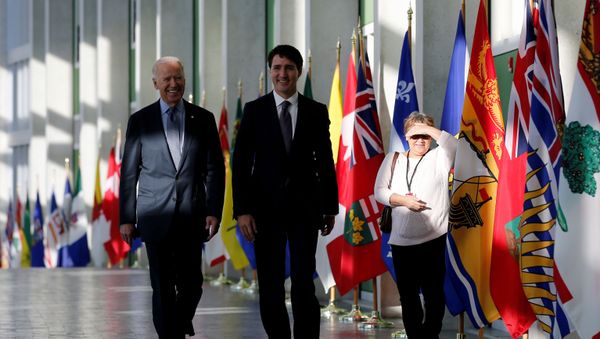 A woman watches as current U.S. President Joe Biden (L) and Canada's Prime Minister Justin Trudeau arrive at the First Ministers’ meeting in Ottawa, Ontario, Canada, December 9, 2016 - Sputnik International