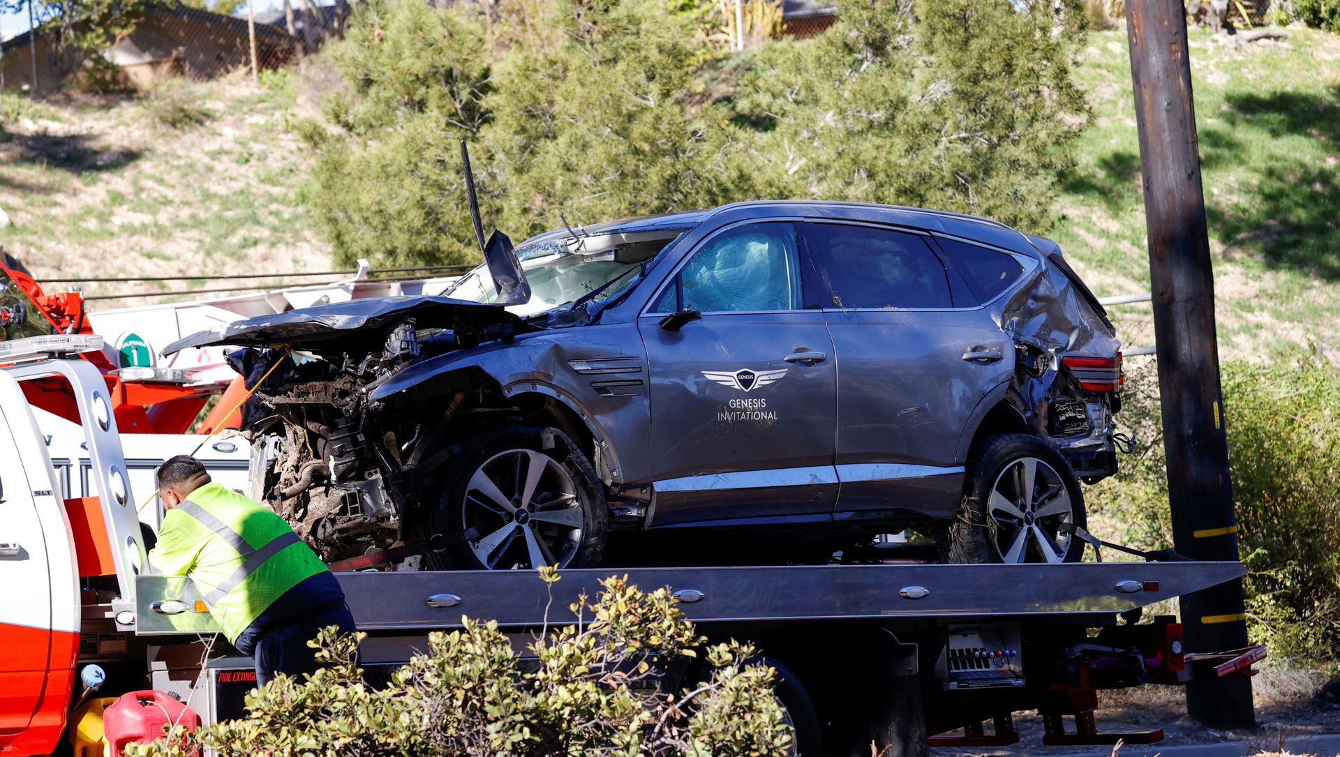 The damaged car of Tiger Woods is towed away after he was involved in a car crash, near Los Angeles, California, U.S., February 23, 2021. The damaged car of Tiger Woods is towed away after he was involved in a car crash, near Los Angeles, California, U.S., February 23, 2021. - Sputnik International, 1920, 23.02.2021