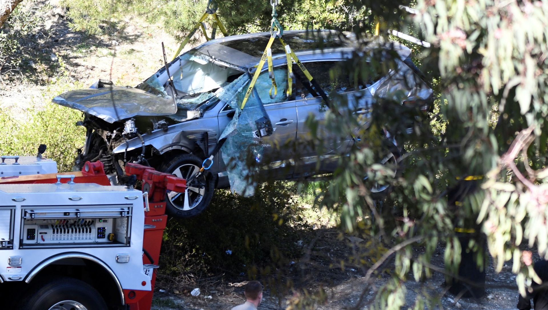The vehicle of golf legend Tiger Woods, who was rushed to hospital after suffering multiple injuries, is lifted by a crane after being involved in a single-vehicle accident in Los Angeles, California, US, 23 February 2021. The vehicle of golf legend Tiger Woods, who was rushed to hospital after suffering multiple injuries, is lifted by a crane after being involved in a single-vehicle accident in Los Angeles, California, US, 23 February 2021. - Sputnik International, 1920, 03.03.2021