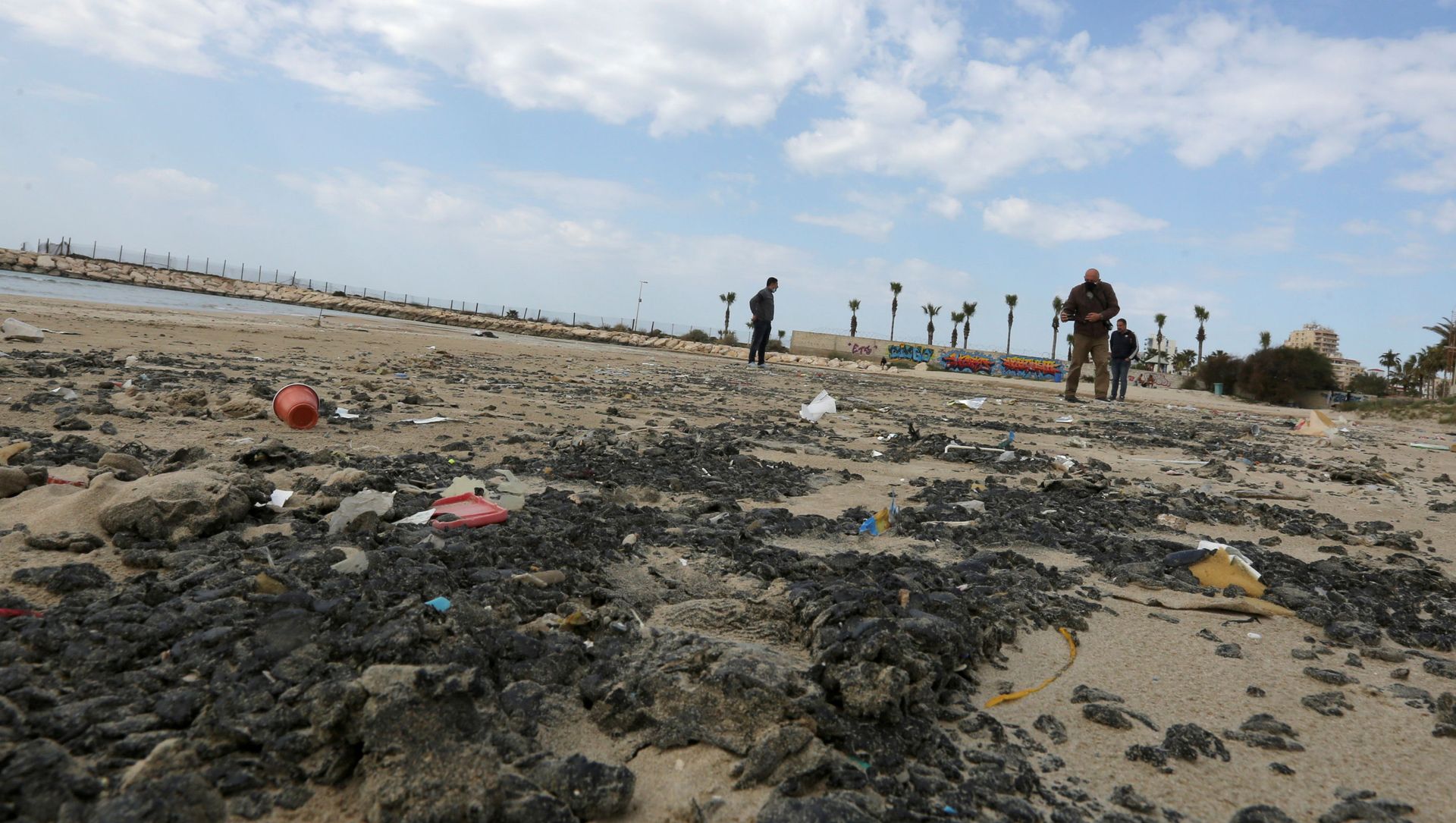 Tar is seen on the beach in the aftermath of an oil spill that drenched much of the Mediterranean, in Tyre nature reserve, Lebanon February 22, 2021 Tar is seen on the beach in the aftermath of an oil spill that drenched much of the Mediterranean, in Tyre nature reserve, Lebanon February 22, 2021 - Sputnik International, 1920, 24.02.2021