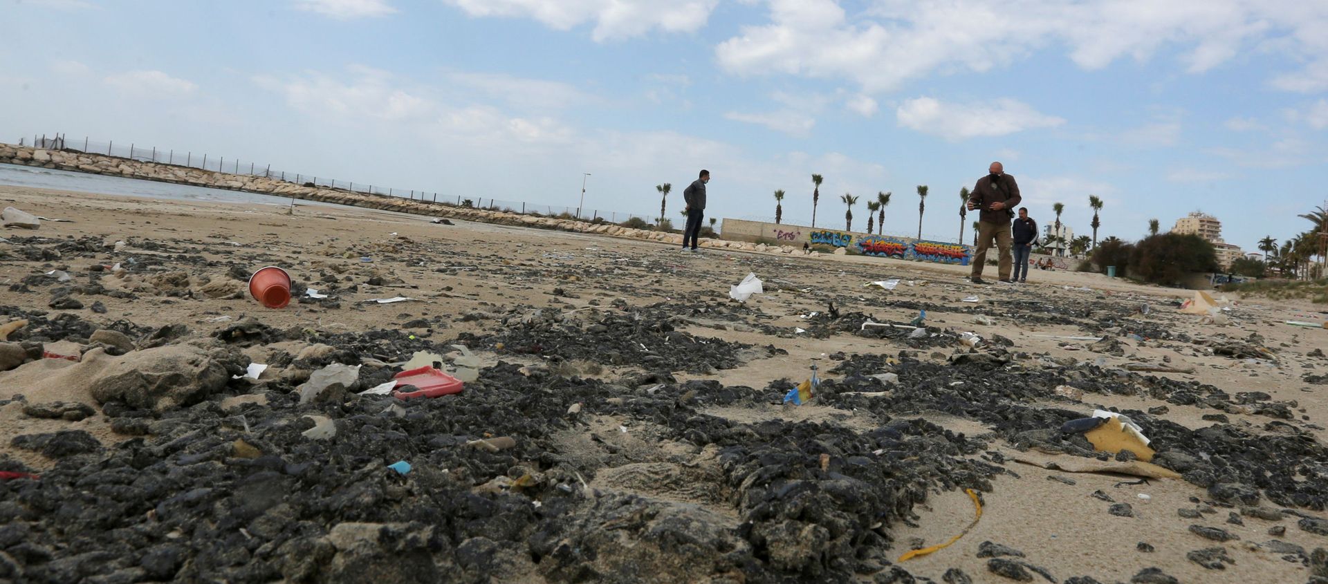 Tar is seen on the beach in the aftermath of an oil spill that drenched much of the Mediterranean, in Tyre nature reserve, Lebanon February 22, 2021 Tar is seen on the beach in the aftermath of an oil spill that drenched much of the Mediterranean, in Tyre nature reserve, Lebanon February 22, 2021 - Sputnik International, 1920, 24.02.2021