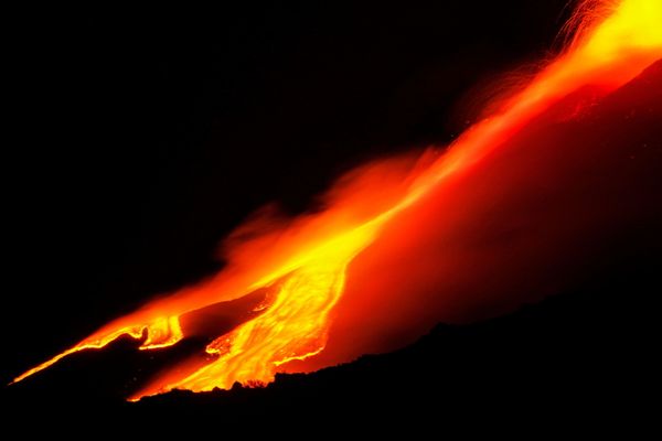 Lava Spews, Lighting Up Sicily's Sky: Eruption of Mount Etna, Europe's Highest Active Volcano - Sputnik International