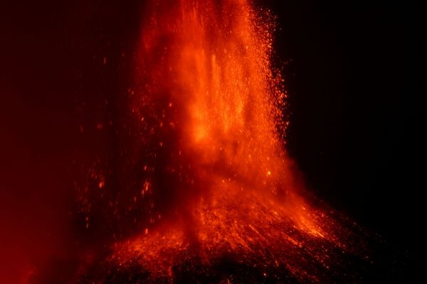 Lava Spews, Lighting Up Sicily's Sky: Eruption of Mount Etna, Europe's Highest Active Volcano - Sputnik International
