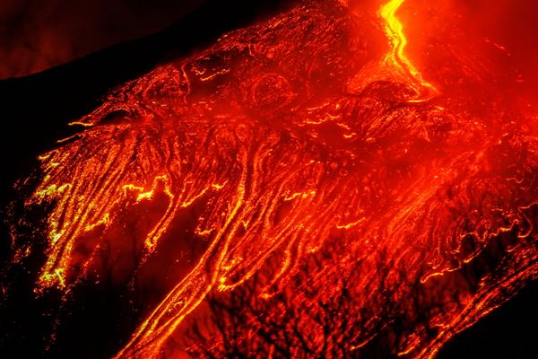 Lava Spews, Lighting Up Sicily's Sky: Eruption of Mount Etna, Europe's Highest Active Volcano - Sputnik International