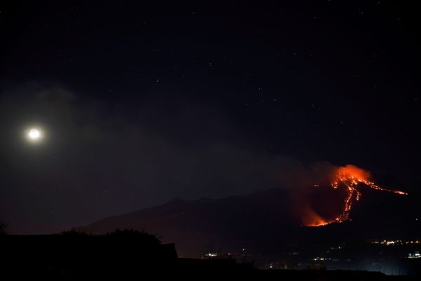 Lava Spews, Lighting Up Sicily's Sky: Eruption of Mount Etna, Europe's Highest Active Volcano - Sputnik International