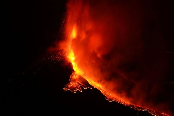 Lava Spews, Lighting Up Sicily's Sky: Eruption of Mount Etna, Europe's Highest Active Volcano - Sputnik International