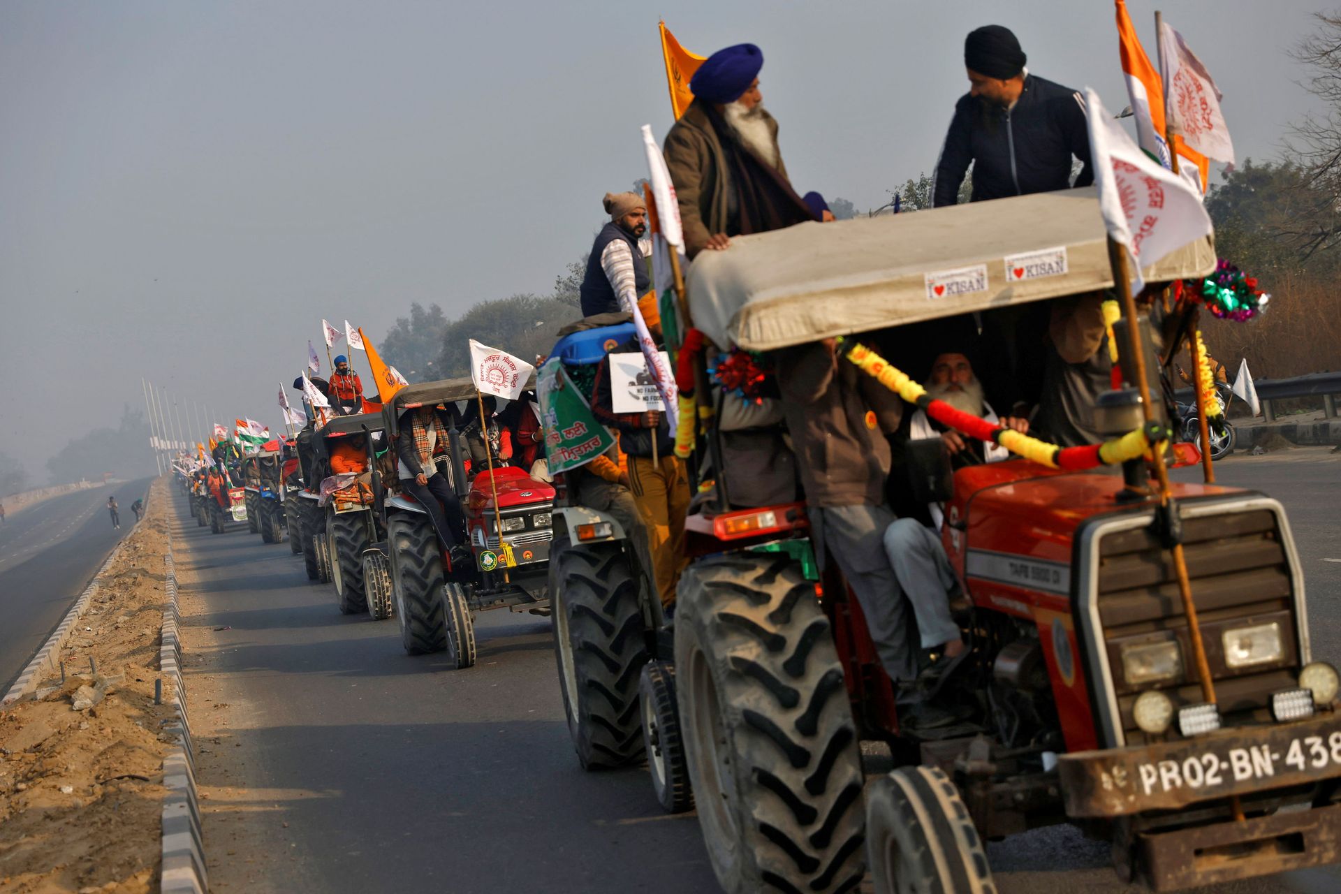 India’s Prominent Farmer leader Rakesh Tikait's Convoy Attacked in Rajasthan - Video India’s Prominent Farmer leader Rakesh Tikait's Convoy Attacked in Rajasthan - Video - Sputnik International, 1920, 02.04.2021