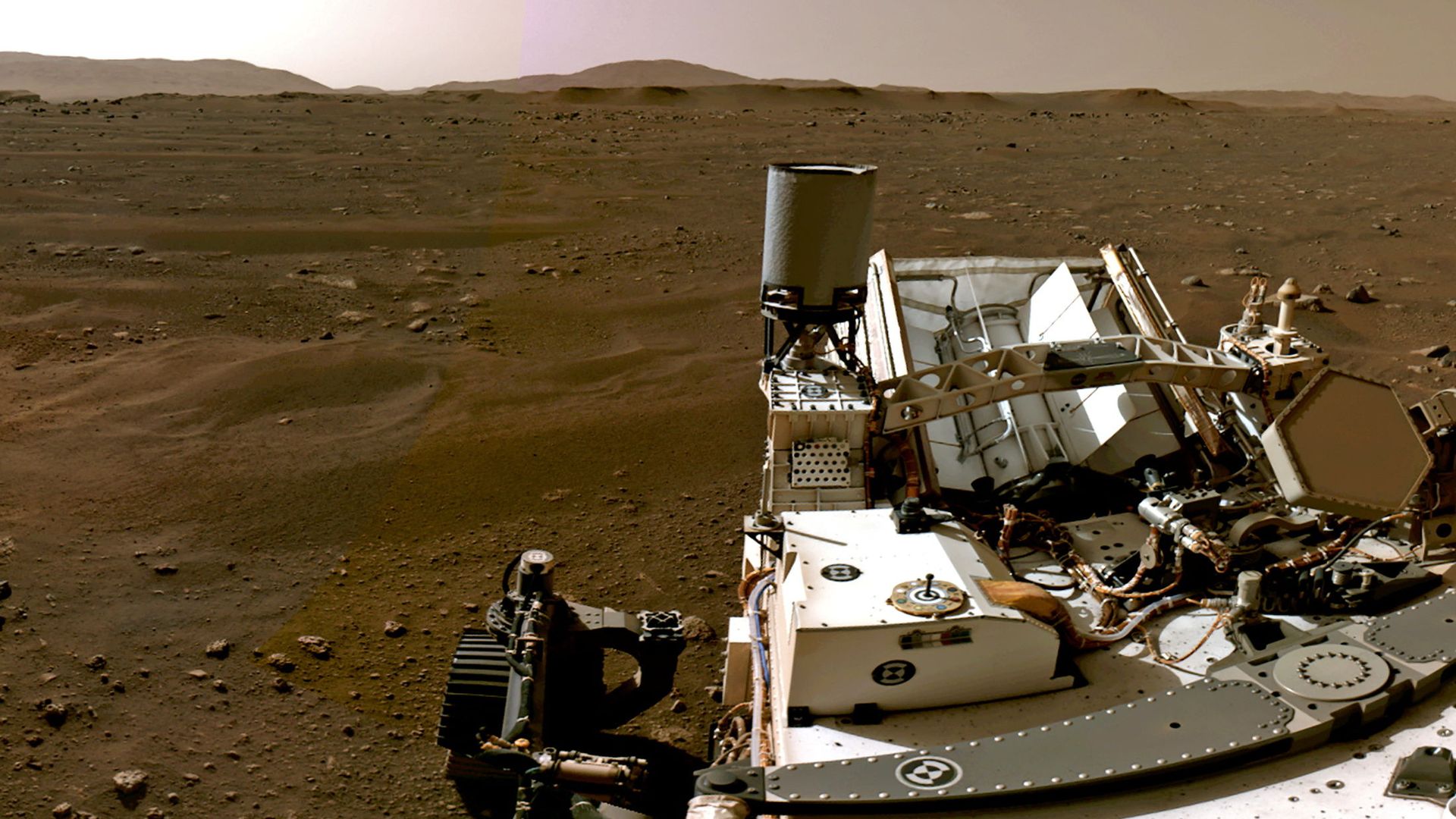 A portion of a panorama made up of individual images taken by the Navigation Cameras, or Navcams, aboard NASA's Perseverance Mars rover shows the Martian landscape February 20, 2021. A portion of a panorama made up of individual images taken by the Navigation Cameras, or Navcams, aboard NASA's Perseverance Mars rover shows the Martian landscape February 20, 2021. - Sputnik International, 1920, 11.03.2021